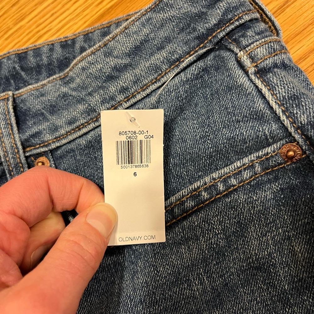 NWT Old Navy Medium Wash Straight Jeans - Picture 3 of 6